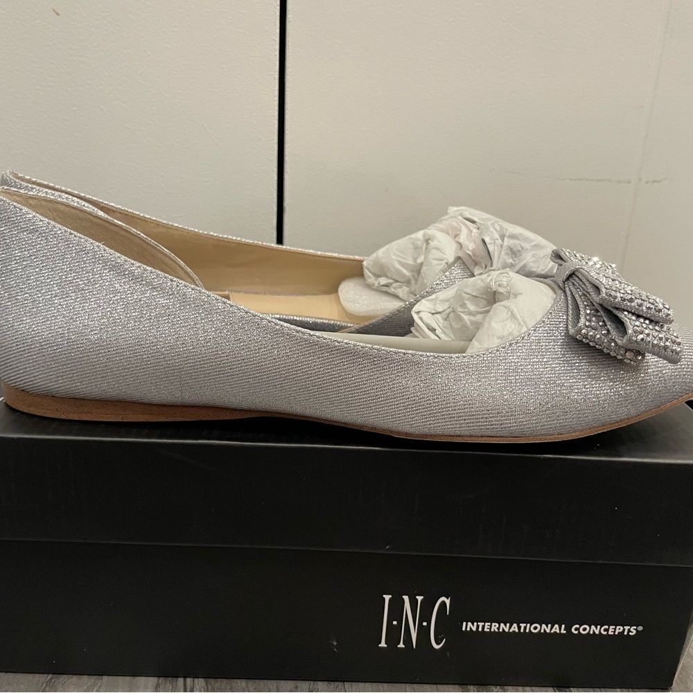 NWT INC International Concepts Women's Silver Bow Flats size 8 - Picture 10 of 12